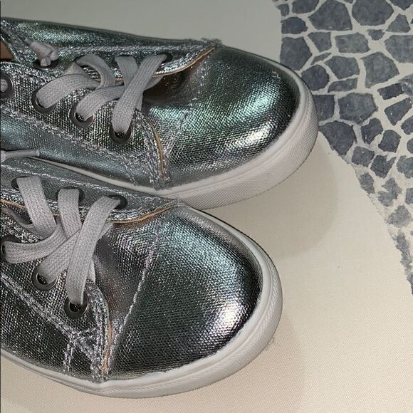 Steve Madden silver shiny sneakers 7M - Picture 5 of 5